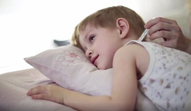 Çocuklarda ateş ne zaman tehlikeli? Uzmanından ailelere hayati uyarılar