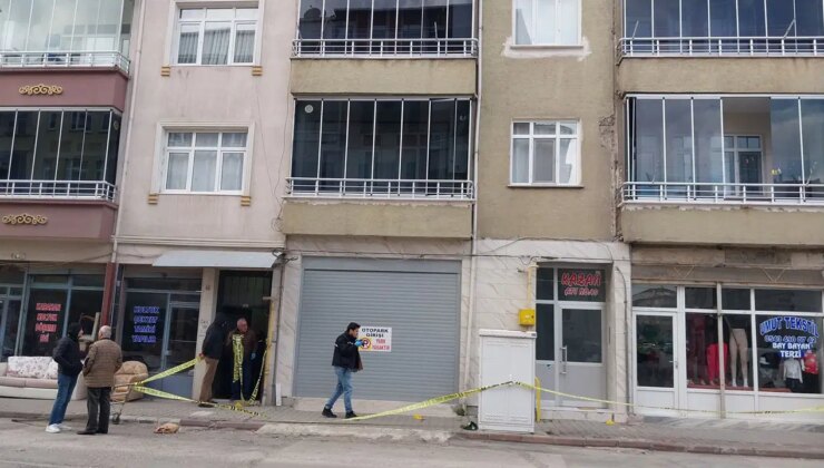 Darbedilen kişi, apartman girişinde ölü bulundu