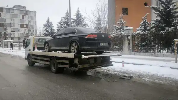 DEM Partili belediye başkanının resmi aracına haciz