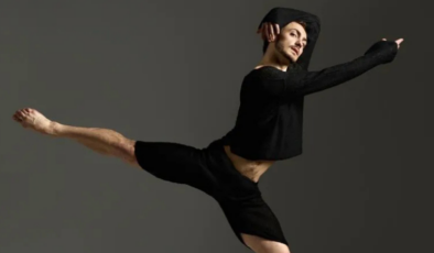 Deniz Erkan Sancak, ‘2026’da izlenecek 25 sanatçı’ listesine giren ilk Türk oldu!