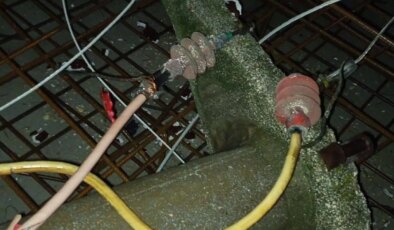 Denizli’de fırtına: Yüksek gerelim hattı inşaata devrildi!