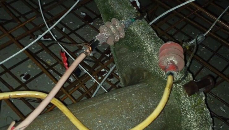 Denizli’de fırtına: Yüksek gerelim hattı inşaata devrildi!