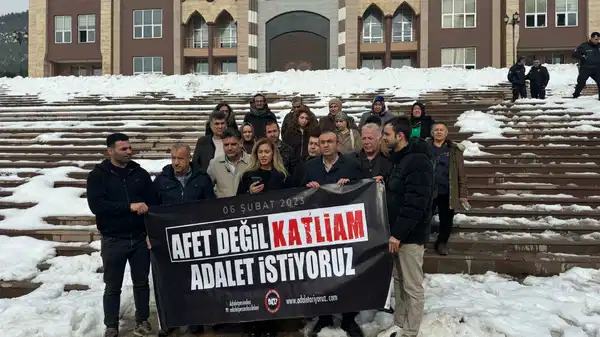 Depremde yıkılan Ebrar Sitesi K Blok davasında mağdurlardan protesto