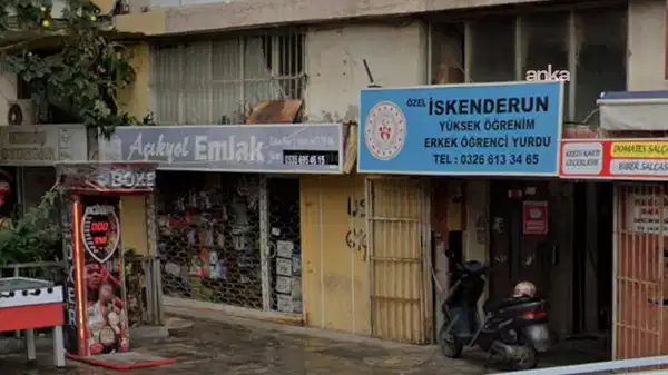 Depremde yıkılmıştı: İskenderun’daki özel erkek öğrenci yurdunun ‘kapatma kararına rağmen’ faaliyette olduğu ortaya çıktı