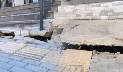 Depremzedeler için yapılan yapılan TOKİ evlerinin ön cephesi çöktü