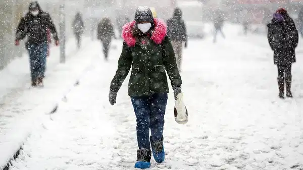 Diyarbakır’da yoğun kar yağışı nedeniyle uçuşlar iptal edildi