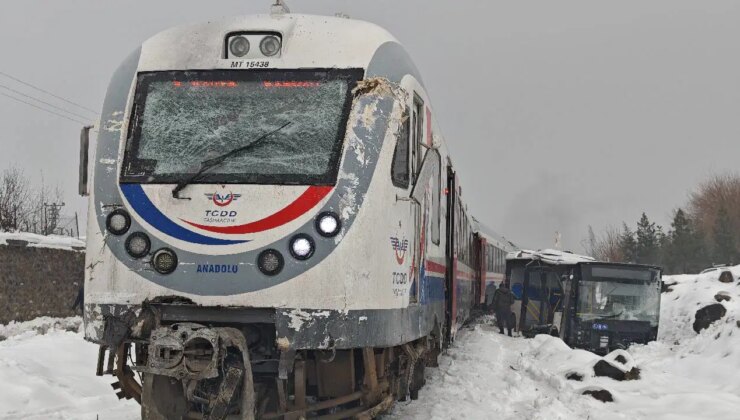 Diyarbakır’da yolcu treni belediye otobüsüne çarptı: Yaralı var!