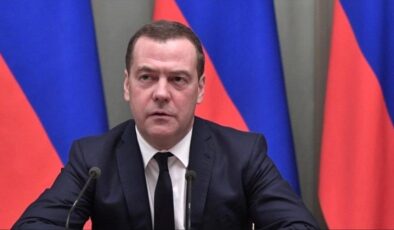 Dmitriy Medvedev: Grönland referandumla Rusya’ya katılabilir