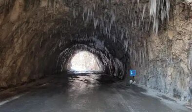 Doğu buz kesti: Kemaliye’deki taş yolda buz sarkıtları oluştu