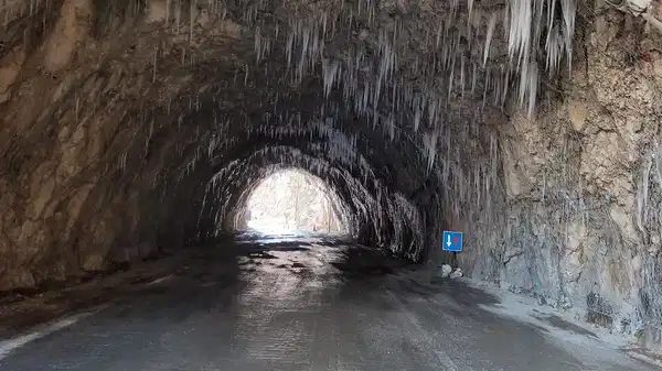 Doğu buz kesti: Kemaliye’deki taş yolda buz sarkıtları oluştu