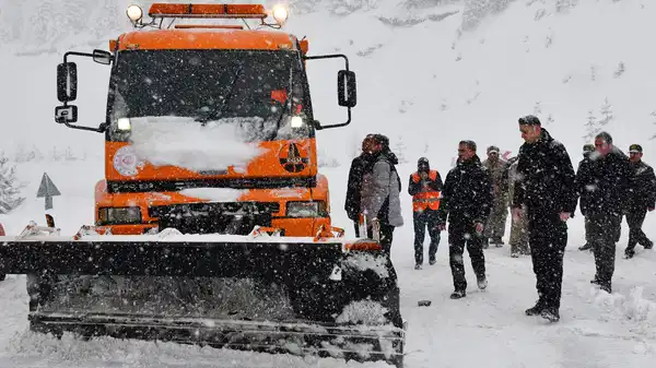 Doğu Karadeniz’de kar esareti: Bin 330 yerleşim yerinin yolu kapandı
