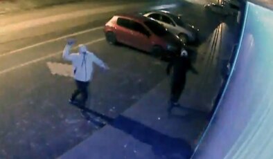 Düğün organizatörü kardeşlerin işyerine kaldırım taşıyla saldırdı!