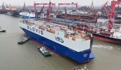 Dünyanın en büyük otomobil taşıyan gemisi denize indirildi