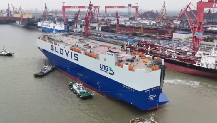 Dünyanın en büyük otomobil taşıyan gemisi denize indirildi