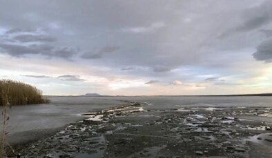 Eksi 15 derece soğuk Eber Gölü’nü dondurdu