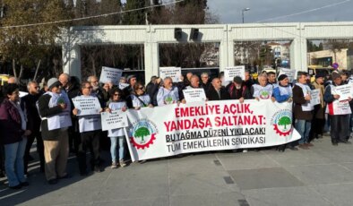 Emekliler Bakırköy’de buluştu: “1062 lira ile açlığı gizleyemezsiniz”