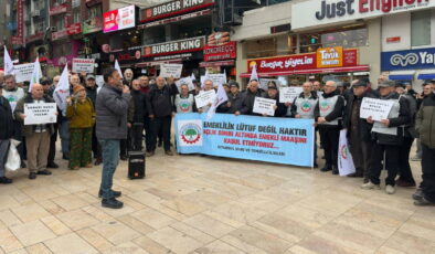 Emekliler seslerini İstanbul’un iki yakasında duyurdu: ‘Bu ülkenin emeklileri susmayacak, diz çökmeyecek’