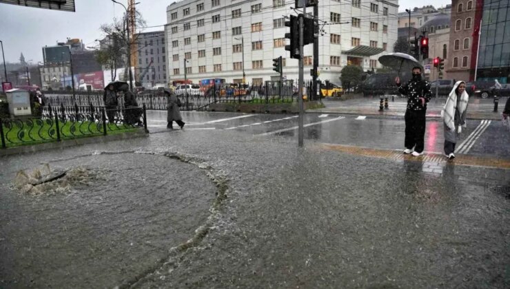 Eminönü’nü su bastı, yollar göle döndü