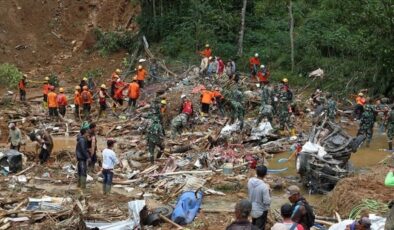 Endonezya’da toprak kaymasında ölü sayısı 25’e çıktı