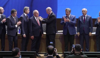 Erdoğan, AKP’ye katılan 4 belediye başkanına rozet taktı