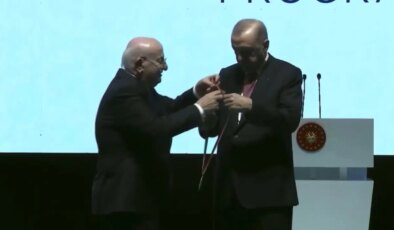 Erdoğan’a ‘100 Yılın Devlet Başkanı’ ödülü! ‘Dava’ arkadaşı İsmail Kahraman takdim etti