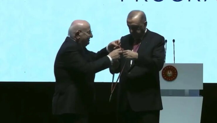 Erdoğan’a ‘100 Yılın Devlet Başkanı’ ödülü! ‘Dava’ arkadaşı İsmail Kahraman takdim etti