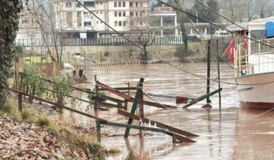 Eriyen kar ile sağanak birleşti: Bartın Irmağı taştı!