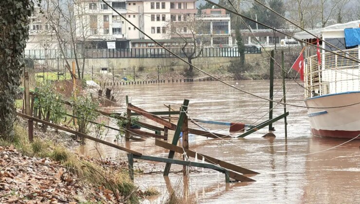 Eriyen kar ile sağanak birleşti: Bartın Irmağı taştı!