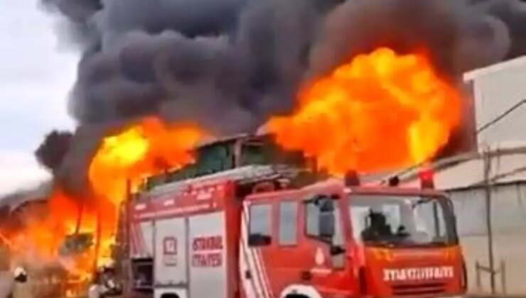 Esenyurt’ta bir zincir market deposunda yangın çıktı. Olay yerine çok sayıda itfaiye ekibi sevk edildi.