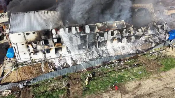 Esenyurt’ta işçilerin kaldığı büyük konteyner alev alev yandı