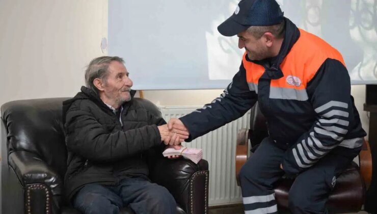 Esenyurt’ta temizlik personeli yolda bulduğu para dolu poşeti sahibine teslim etti