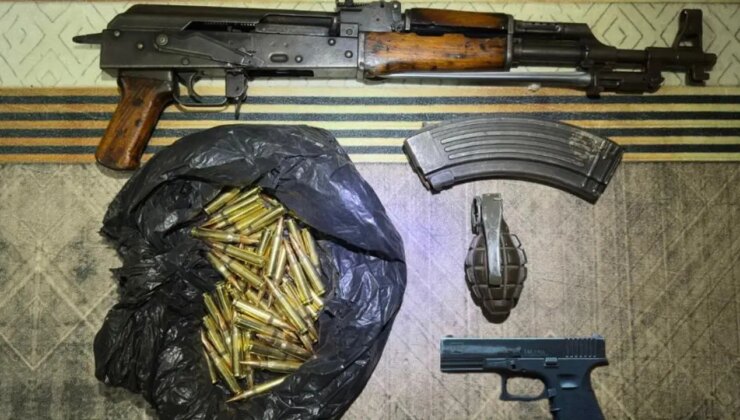 Evde kalaşnikof piyade tüfeği ile el bombası ele geçirildi: 4 tutuklama