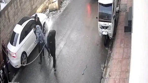 Faciadan dönüldü: Kopan elektrik teli gençlerin üzerine düştü