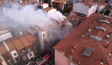 Fatih’te 3 katlı binada çıkan yangın paniğe neden oldu