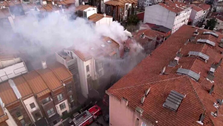 Fatih’te 3 katlı binada çıkan yangın paniğe neden oldu
