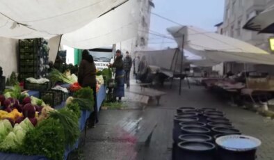 Fatih’te semt pazarında esnaf fırtına nedeniyle zor anlar yaşadı