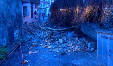 Fatih’te yağışın ardından istinat duvarı çöktü; sokak kapatıldı
