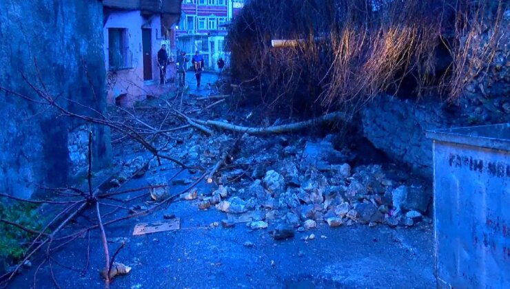 Fatih’te yağışın ardından istinat duvarı çöktü; sokak kapatıldı