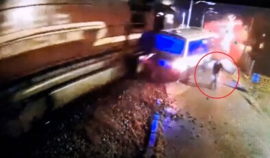 Feci kaza kamerada: Mahsur kalan dolmuşa tren çarptı, sürücü saniyelerle kurtuldu