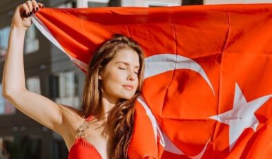 Fenomen Amanda Cerny’den Türk bayraklı poz! “2016’ya dönüş…”