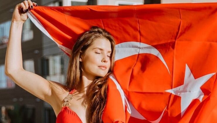 Fenomen Amanda Cerny’den Türk bayraklı poz! “2016’ya dönüş…”