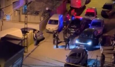 Firari hükümlü, husumetlisini evinin önünde silahla öldürdü