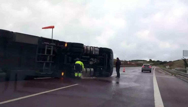 Fırtına otobanda tırı devirdi, sürücü kendi imkanlarıyla böyle çıktı