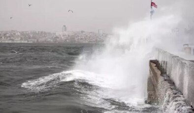 Fırtına ve şiddetli yağış kenti etkisi altına aldı: İstanbul Valiliği bilançoyu açıkladı