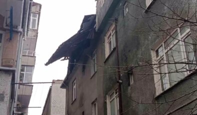 Fırtınanın etkisiyle uçan çatı paniğe yol açtı