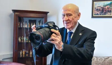 Foto muhabirlerinden ziyaret: Bahçeli gazetecilerin fotoğrafını çekti