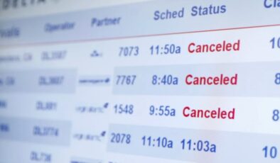 Frankfurt Havalimanı’nda zorlu kış şartları nedeniyle uçuşlarda iptal ve gecikme yaşanıyor