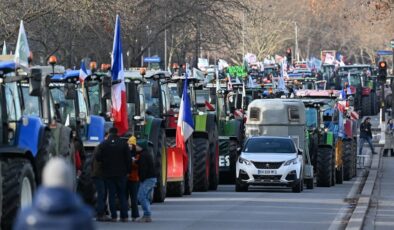 Fransa’da politikaları protesto eden çiftçiler traktörleri ile Paris’e ulaştı