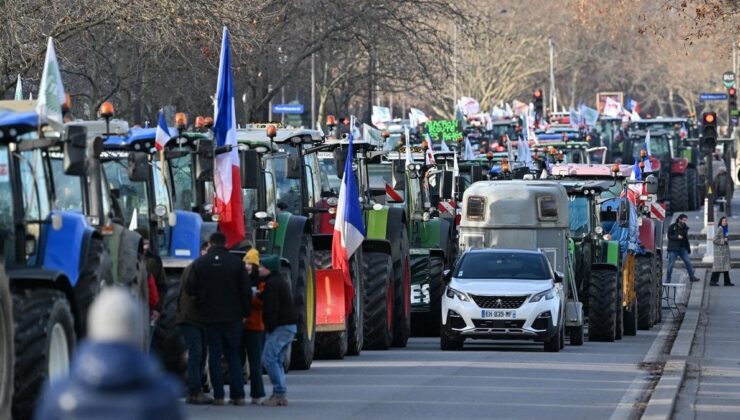 Fransa’da politikaları protesto eden çiftçiler traktörleri ile Paris’e ulaştı