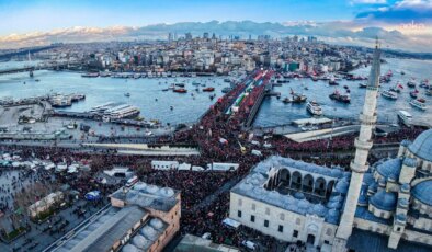 Galata Köprüsü’nde Filistin’e destek mitingi yapıldı